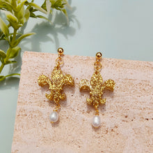 Load image into Gallery viewer, Fleur-de-lys earrings - gold