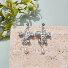 Load image into Gallery viewer, Fleur-de-lys earrings - silver