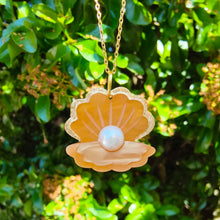 Load image into Gallery viewer, Clam Shell pendant