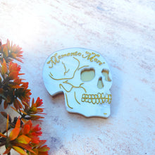 Load image into Gallery viewer, &#39;Memento Mori&#39; skull brooch
