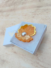Load image into Gallery viewer, Clam Shell brooch