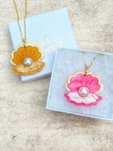 Load image into Gallery viewer, Clam Shell pendant