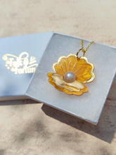 Load image into Gallery viewer, Clam Shell pendant