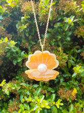 Load image into Gallery viewer, Clam Shell pendant