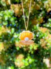 Load image into Gallery viewer, Clam Shell pendant