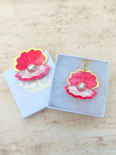 Load image into Gallery viewer, Clam Shell brooch