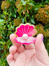 Load image into Gallery viewer, Clam Shell brooch