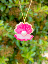 Load image into Gallery viewer, Clam Shell pendant